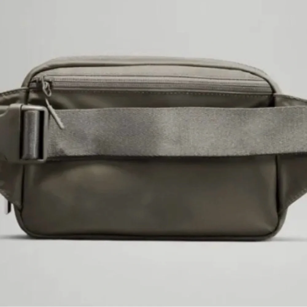 🆕  NEW Lululemon Everywhere Belt Bag Light Sage Green LARGE - Picture 8 of 8